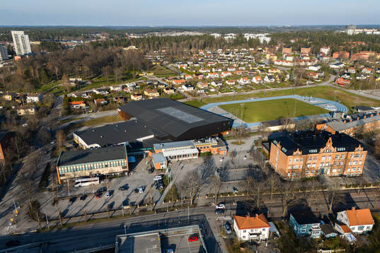 Drönarvy av Täljehallen samt Södertälje IP