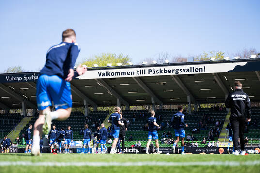 Värnamos spelare värmer upp på Påskbergsvallen