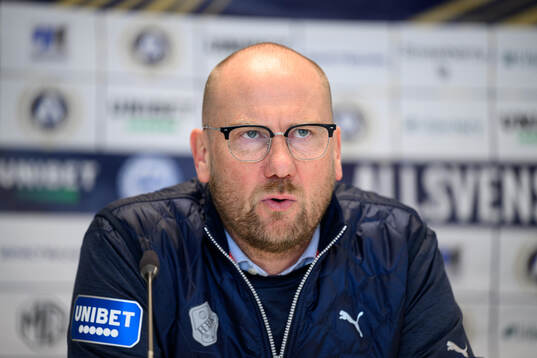 Halmstads tränare Magnus Haglund på en presskonferens