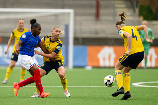 Auryane Abdourahim of France against Alice Broman and