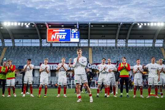 Helsingborgs Adrian Svanbäck och lagkamrater jublar