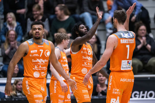 Norrköpings Issac Vann och Adam Ramstedt jublar