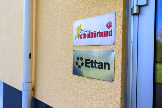 Skyltar till Skånes fotbollsförbund och Ettan utanför