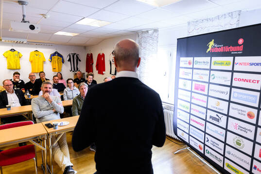 Deltagare lyssnar på Fredrik Reinfeldt, Ordförande