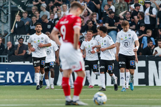 Örebros Tobias Björnstad jublar