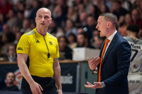 Norrköpings tränare Mikko Riipinen reagerar mot en domare