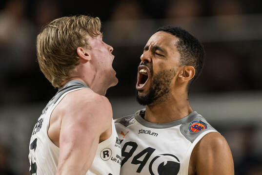 Norrköpings Felix Terins och Nathan Dawit jublar