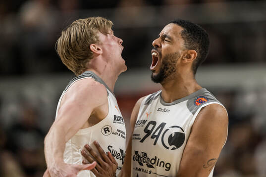 Norrköpings Felix Terins och Nathan Dawit jublar