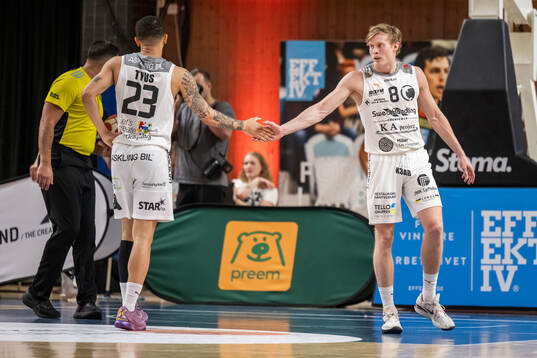 Norrköpings Marcus Tyus och Felix Terins jublar