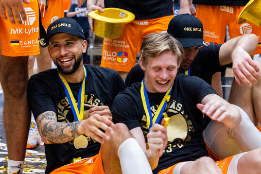 Norrköpings Marcus Tyus och Felix Terins jublar