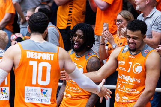 Norrköpings Issac Vann och Claudio Alexandre Penha jublar