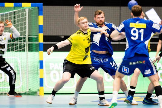 Sävehofs Tryggvi Thorisson och Ystad IFs Jonathan Wilthorn