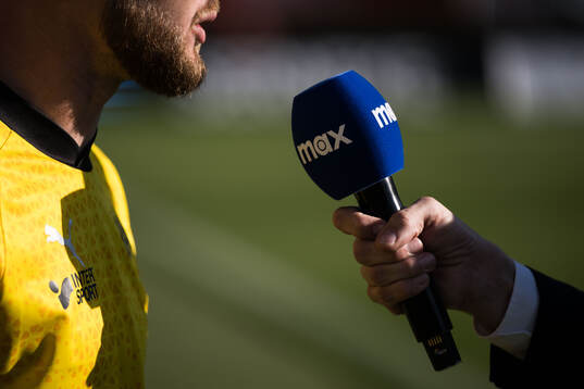 En mikrofon med logotypen för Max