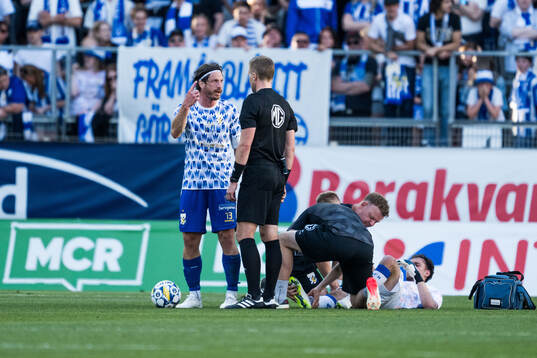 IFK Göteborgs Gustav Svensson reagerar mot Domare Glenn