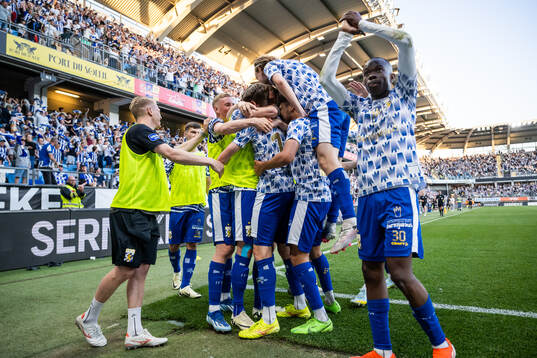 IFK Göteborgs Gustaf Norlin jublar med lagkamrater