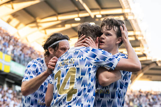 IFK Göteborgs Gustaf Norlin jublar med Kolbeinn Thordarson