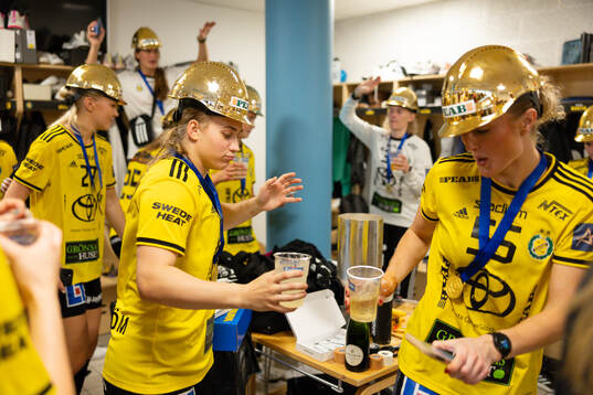 Sävehofs Amanda Källström och Felicia Granat  jublar och