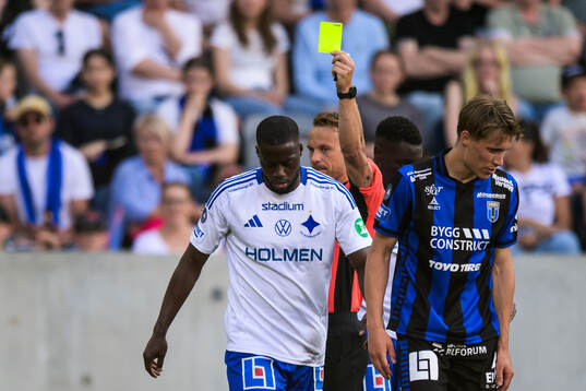 IFK Norrköpings Isak Ssewankambo får ett gult kort