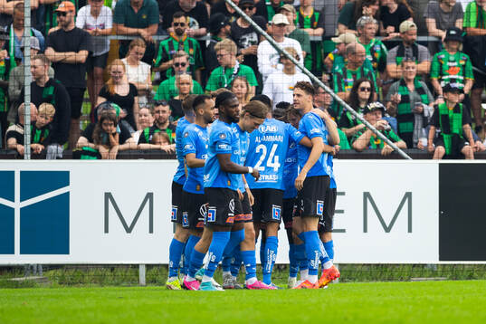 Halmstads Villiam Granath jublar med lagkamrater
