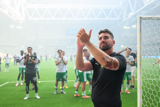 Hammarbys assisterande tränare Abel Lorincz jublar