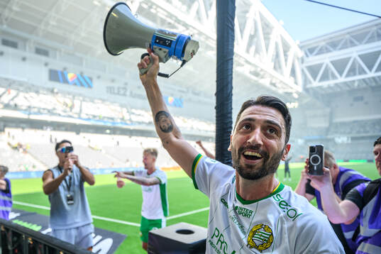 Hammarbys Nahir Besara jublar