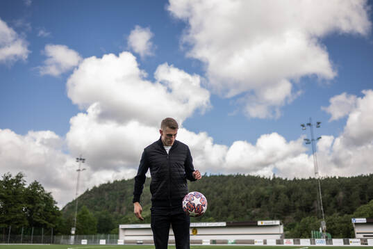 Holstein Kiels Alexander Bernhardsson trixar med en fotboll