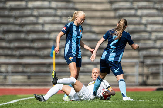 Djurgårdens Stinalisa Johansson och Ebba Hed mot AIKs Moa