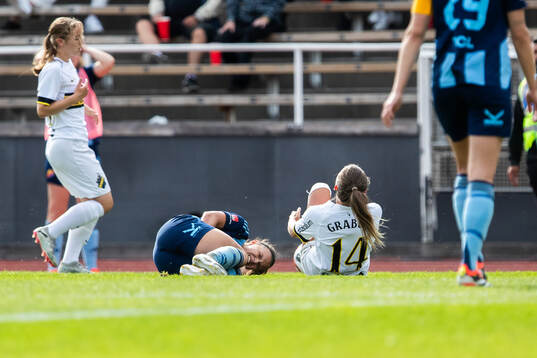 Djurgårdens Alexsandra Lobanova och AIKs Adelisa Grabus