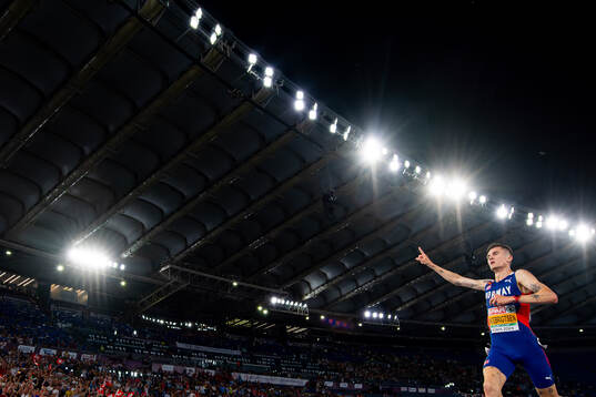 Jakob Ingebrigtsen of Norway celebrates winning men's 5000