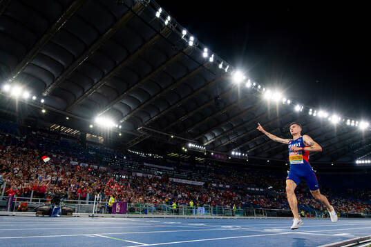 Jakob Ingebrigtsen of Norway celebrates winning men's 5000