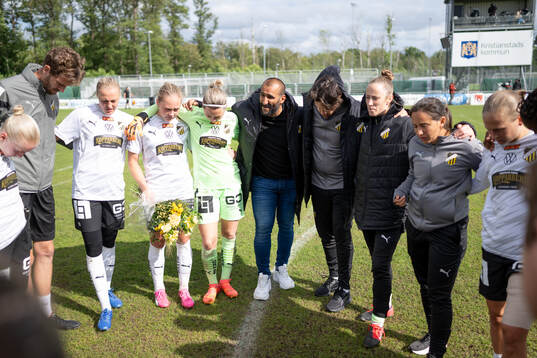 Häckens tränare Mak Lind med spelare