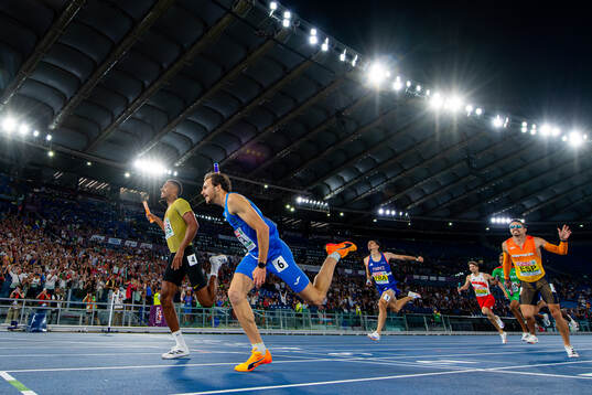 Emil Agyekum of Germany and Edoardo Scotti of Italy compete