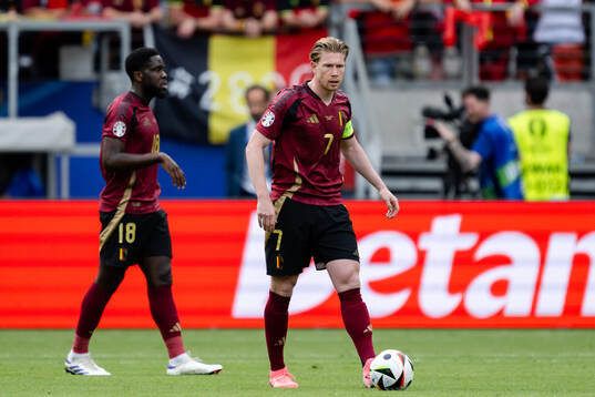 Orel Mangala and Kevin De Bruyne of Belgium look dejected