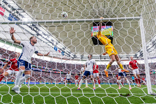 Harry Kane and goalkeeper Jordan Pickford of England