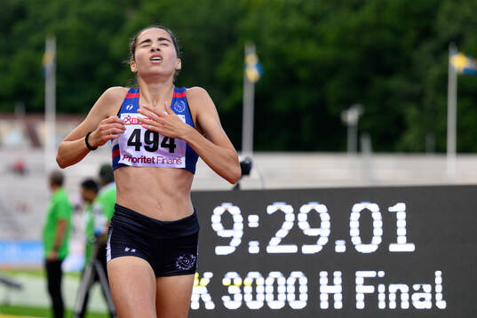 Emilia Lillemo, Täby IS, springer i mål i damernas 3000 m