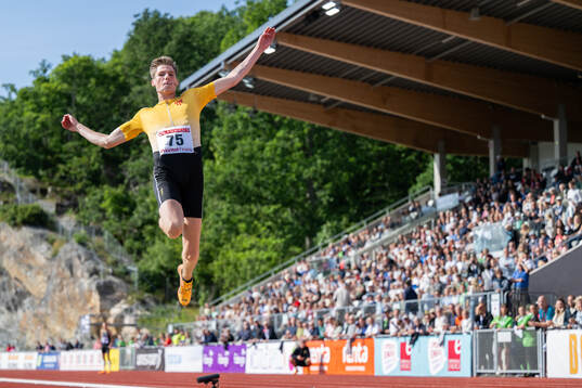 Joakim Hellbratt, Huddinge AIS