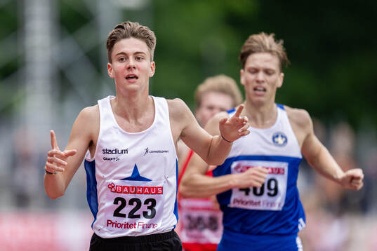 Karl Ottfalk, IFK Lidingö, vinner herrarnas 5000 m