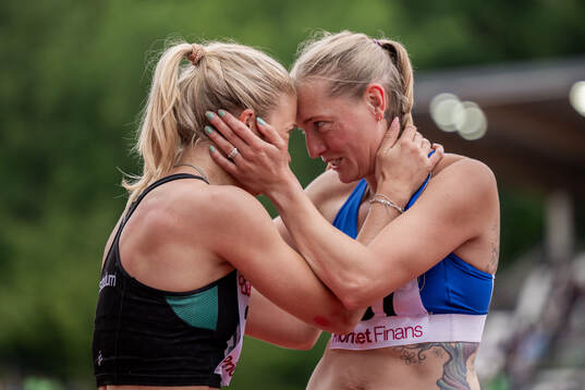 Julia Henriksson, Malmö AI och Moa Hjelmer, Spårvägens FK