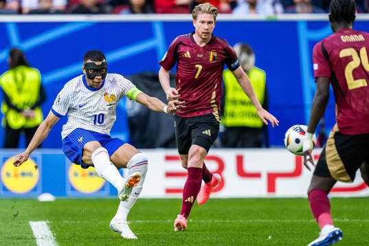 Kylian Mbappé of France and Kevin De Bruyne of Belgium
