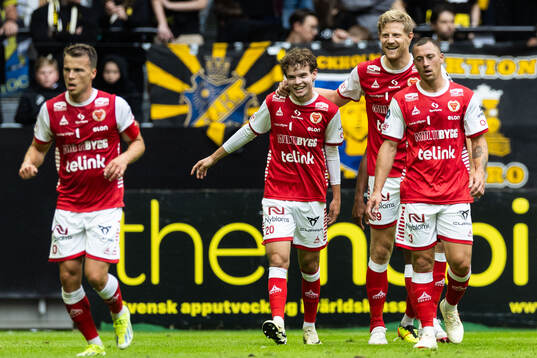 Kalmars Jacob Trenskow jublar med Lars Saetra