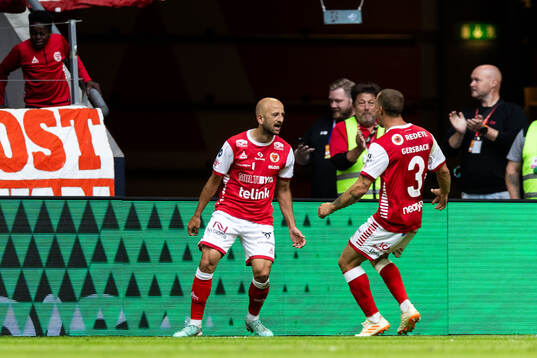 Kalmars Robert Gojani jublar med Alexander Gersbach