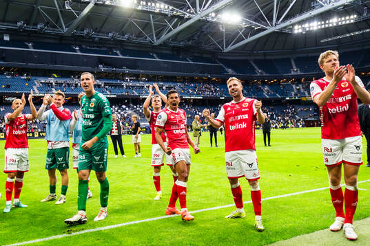 Kalmars spelar firar segern med de tillresta supportrarna
