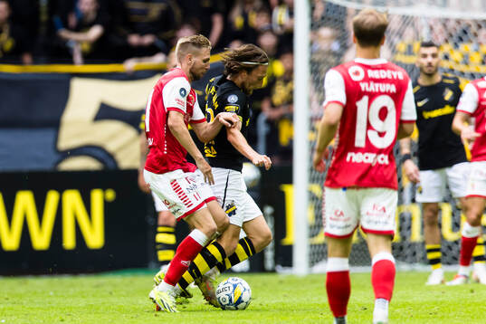 Kalmars Jonathan Ring i kamp om bollen med AIKs Axel