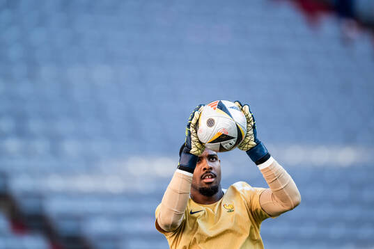 Goalkeeper Mike Maignan at a training session with France