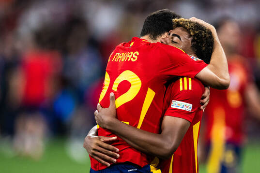 Jesus Navas and Lamine Yamal of Spain celebrate