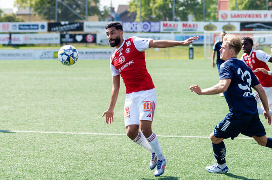 Sandvikens IFs Amin Al-Hamawi och Utsiktens Sebastian