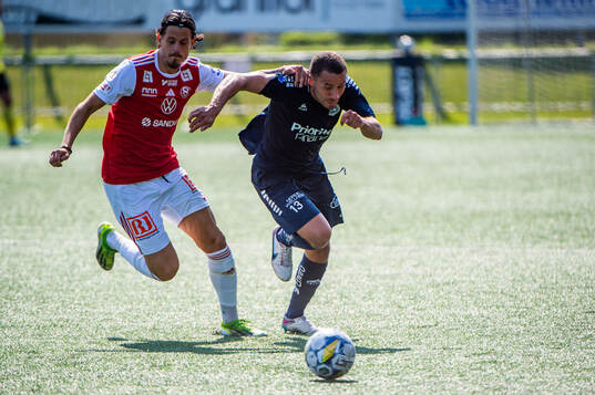 Sandvikens IFs Alexandar Mutic och Utsiktens Malkolm Moenza