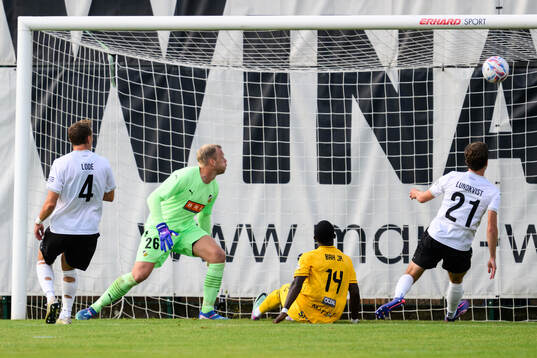 Peter Abrahamsson of Häcken and Ibrahima Bah of Diddeleng