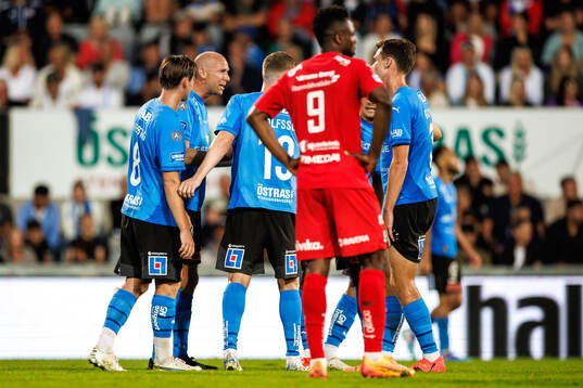 Halmstads Andreas Johansson samlar laget vid ett spelavbrott