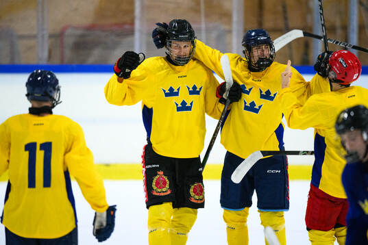 Jakob Ihs Wozniak celebrates with teammates